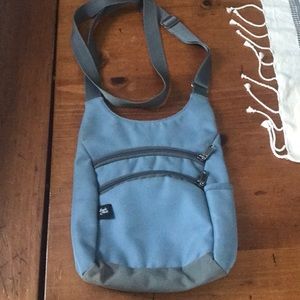 Eagle creek crossbody bag